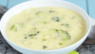 Sopa de brocolis com creme de ricota