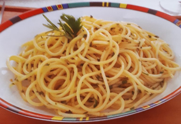Espaguete ao alho, óleo e ervas