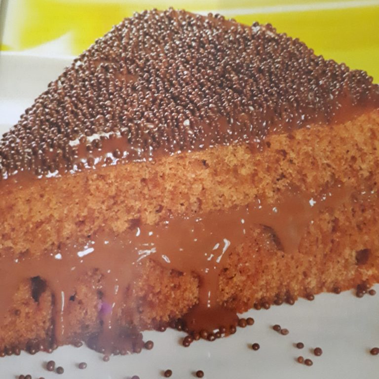 Bolo de Chocolate Confeitado