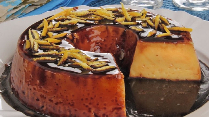 Pudim de laranja com calda de chocolate