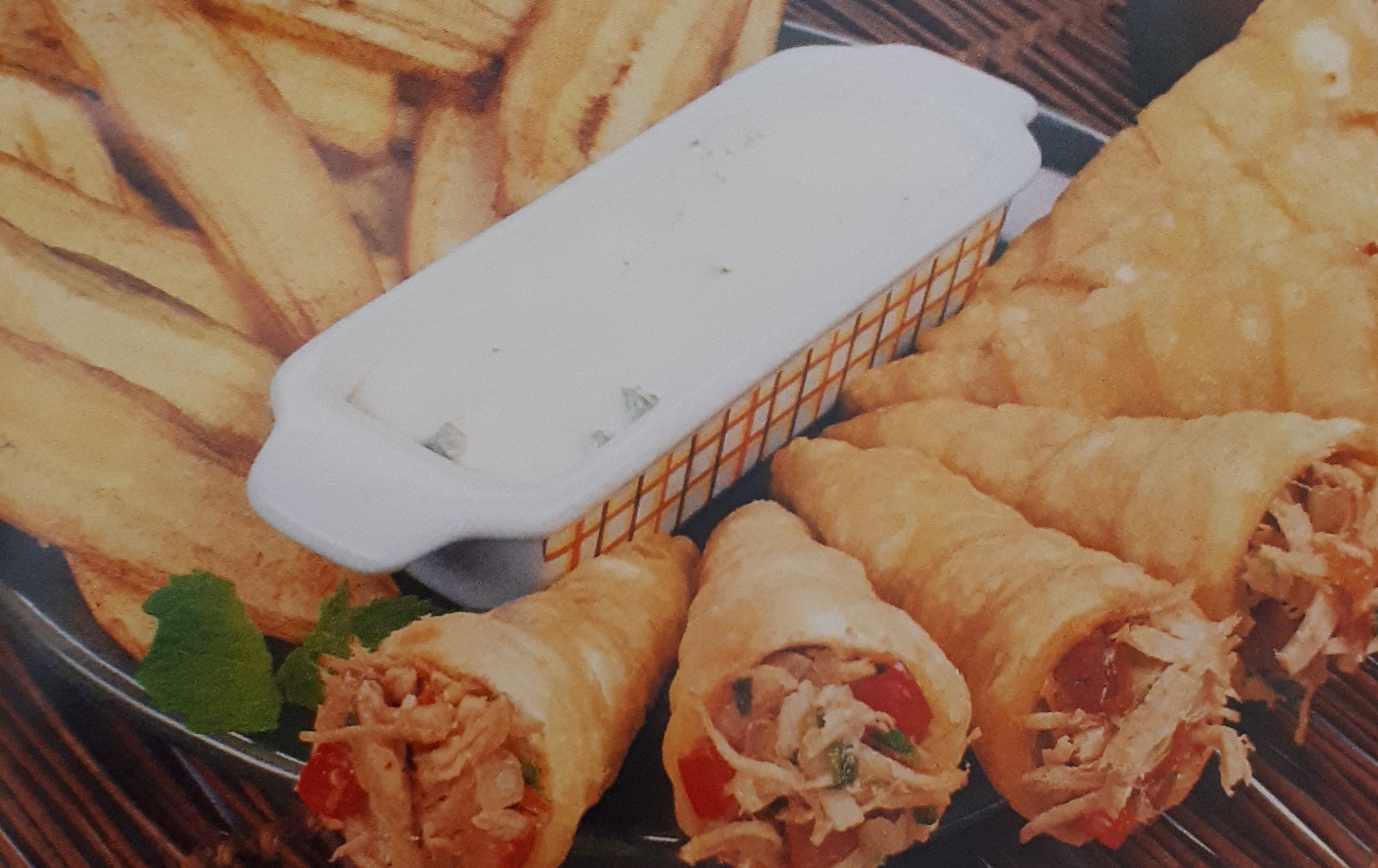 Canudinho de Pernil com Banana Chips