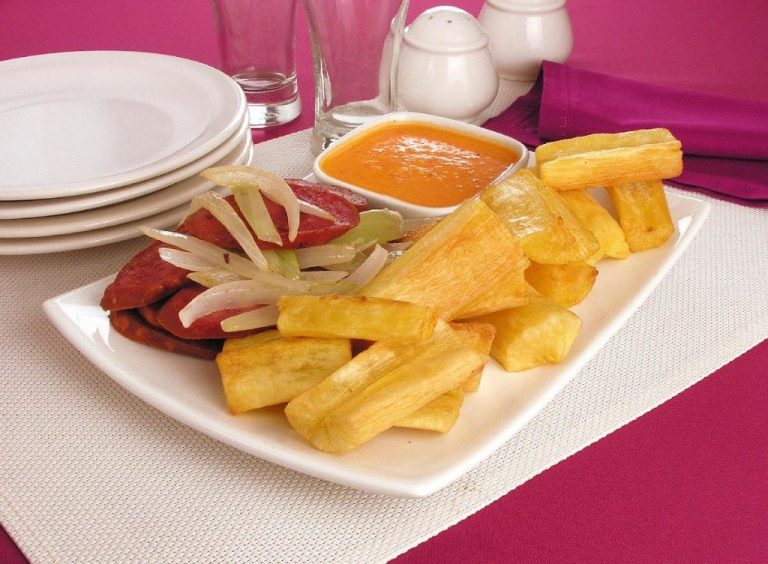 Porção de Mandioca e Calabresa