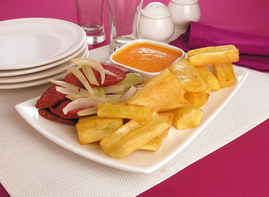 Porção de Mandioca e Calabresa