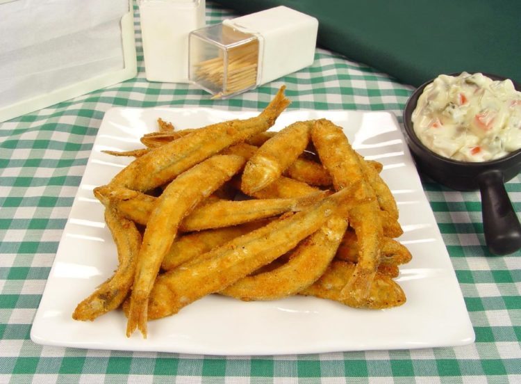 Manjubinha Frita com Molho