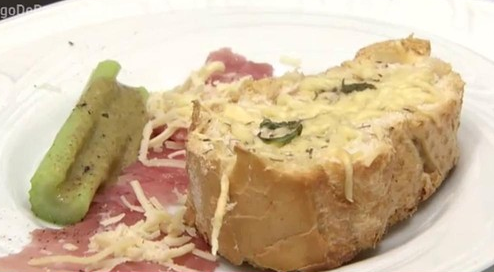 Bruschetta de Queijo e Carpaccio de Carne e Ervas