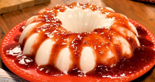 Manjar de Coco com Calda de Morango