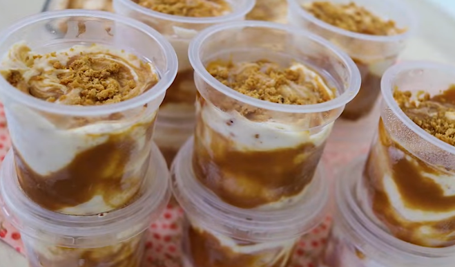 Sorvete de Paçoca com Calda de Caramelo