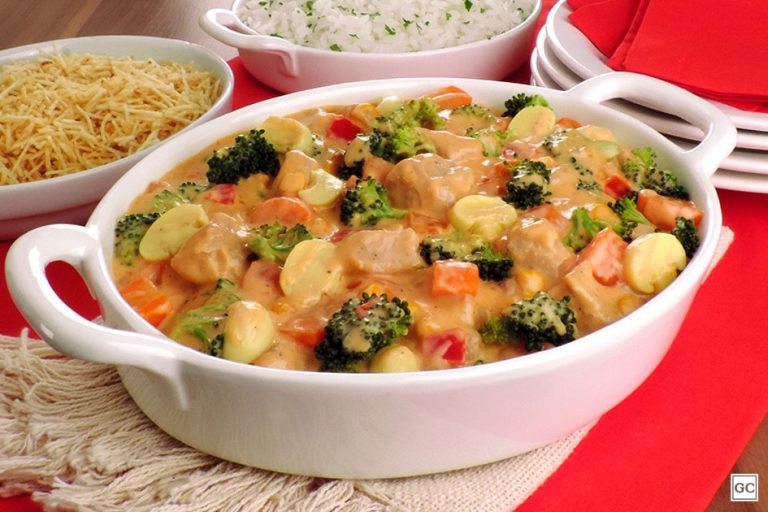 Estrogonofe de Frango com Legumes