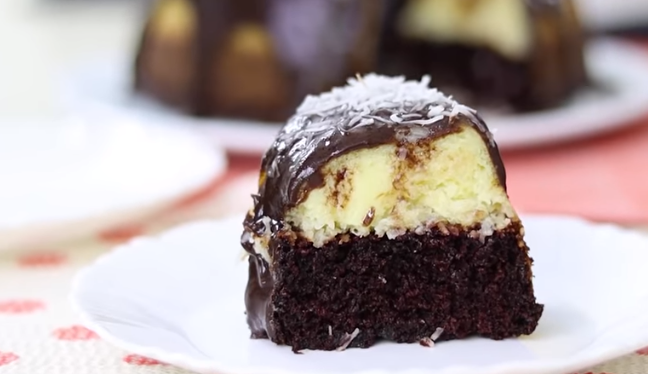 Bolo Prestígio que já sai recheado do forno