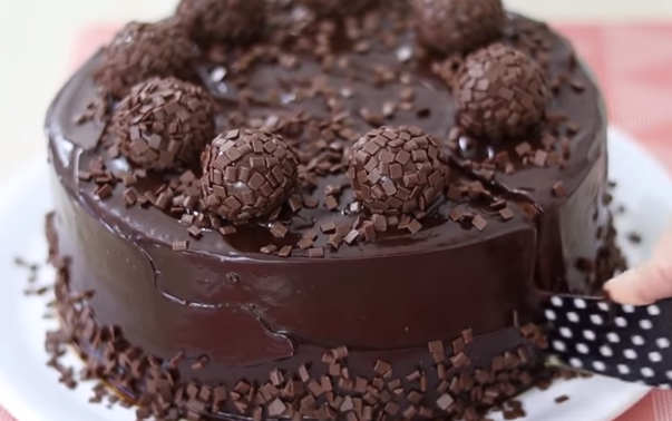 Bolo de Cenoura com Recheio de Brigadeiro