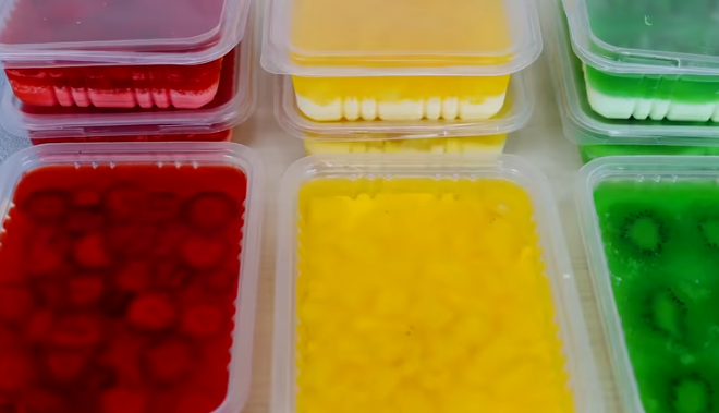 Sobremesa de morango abacaxi e kiwi