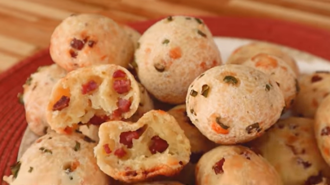 Pão de Queijo Recheado com Calabresa - Meu Caderno de Receitas